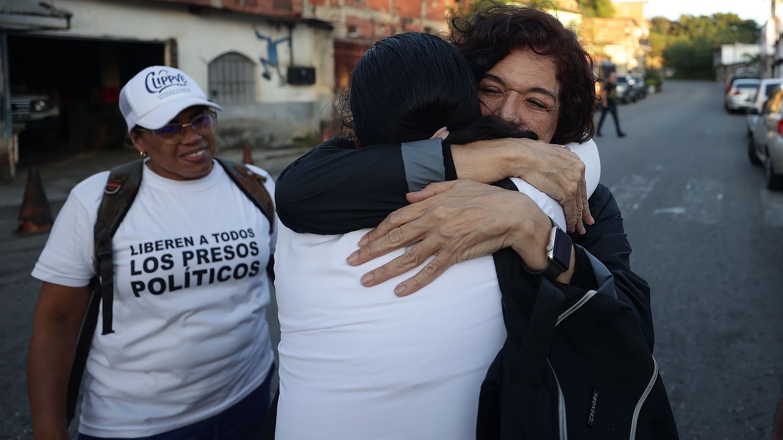 Alegría y emoción entre los primeros presos liberados en Venezuela - Telediario 1 | Ver