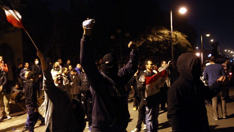 Las fuerzas de seguridad egipcias dispersan con chorros de agua a los manifestantes  