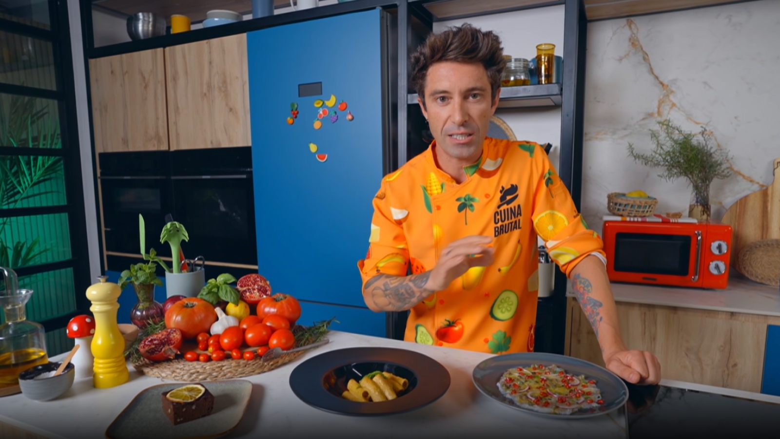 Carpaccio de gambots, pasta amb pesto i brownie de cigrons - Cuina Brutal | Veure