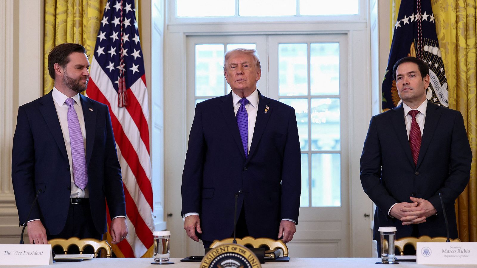 Trump se reúne con empresas petroleras para que inviertan en Venezuela - Telediario 2 | Ver