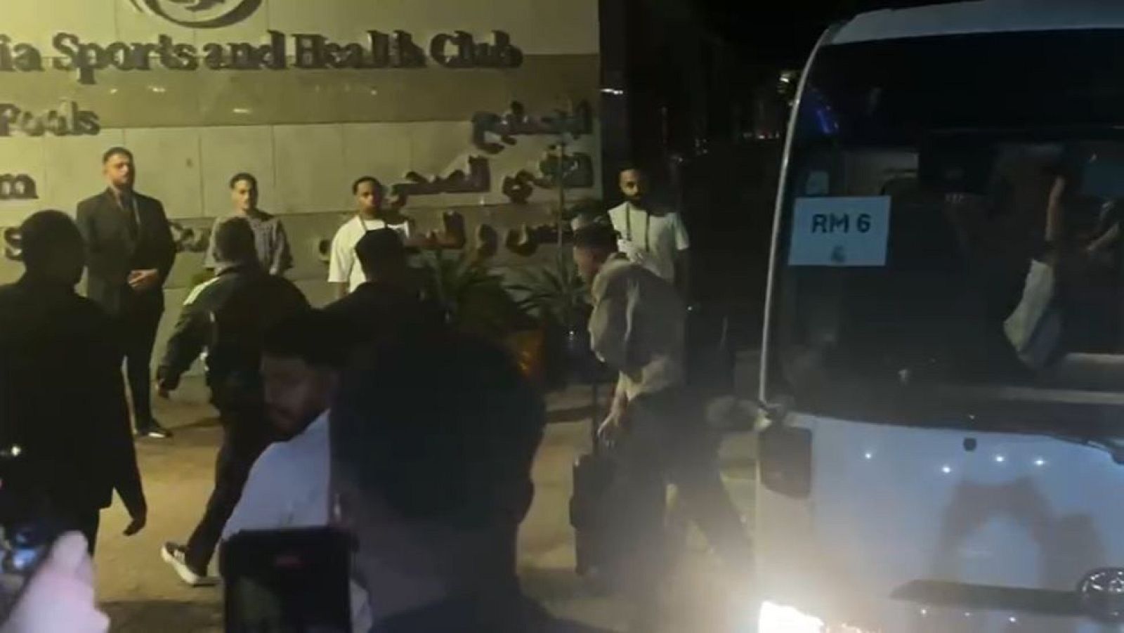 Mbappé llrga al hotel del Real Madrid; jugará la Supercopa | Ver