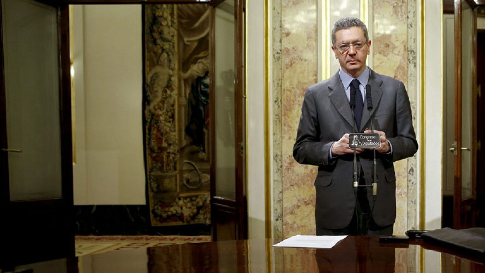 El ministro de Justicia, Alberto Ruiz-Gallardón, ha anunciado que el Ejecutivo asume las recomendaciones del informe de la Defensora del Pueblo y, por tanto, reducirá, como sugiere esta institución, la cuantía de algunas tasas judiciales que ya están en vigor.En concreto, se introducirán "modulaciones a la baja" en las cuantías fijas y variables en primera instancia, civil y contencioso administrativo; se rebajarán las tasas en función de la capacidad económica para personas jurídicas y en ejecuciones arbitrales de consumo, y se suprimirán en procesos de ejecución hipotecaria cuando afecten a la vivienda habitual.Gallardón, en declaraciones a los periodistas en el Congreso, ha considerado "muy enriquecedora" la labor de la Defensora del Pueblo, Soledad Becerril, que ha recabado la opinión de expertos, y "ha visto más y mejor" que el Ministerio de Justicia.