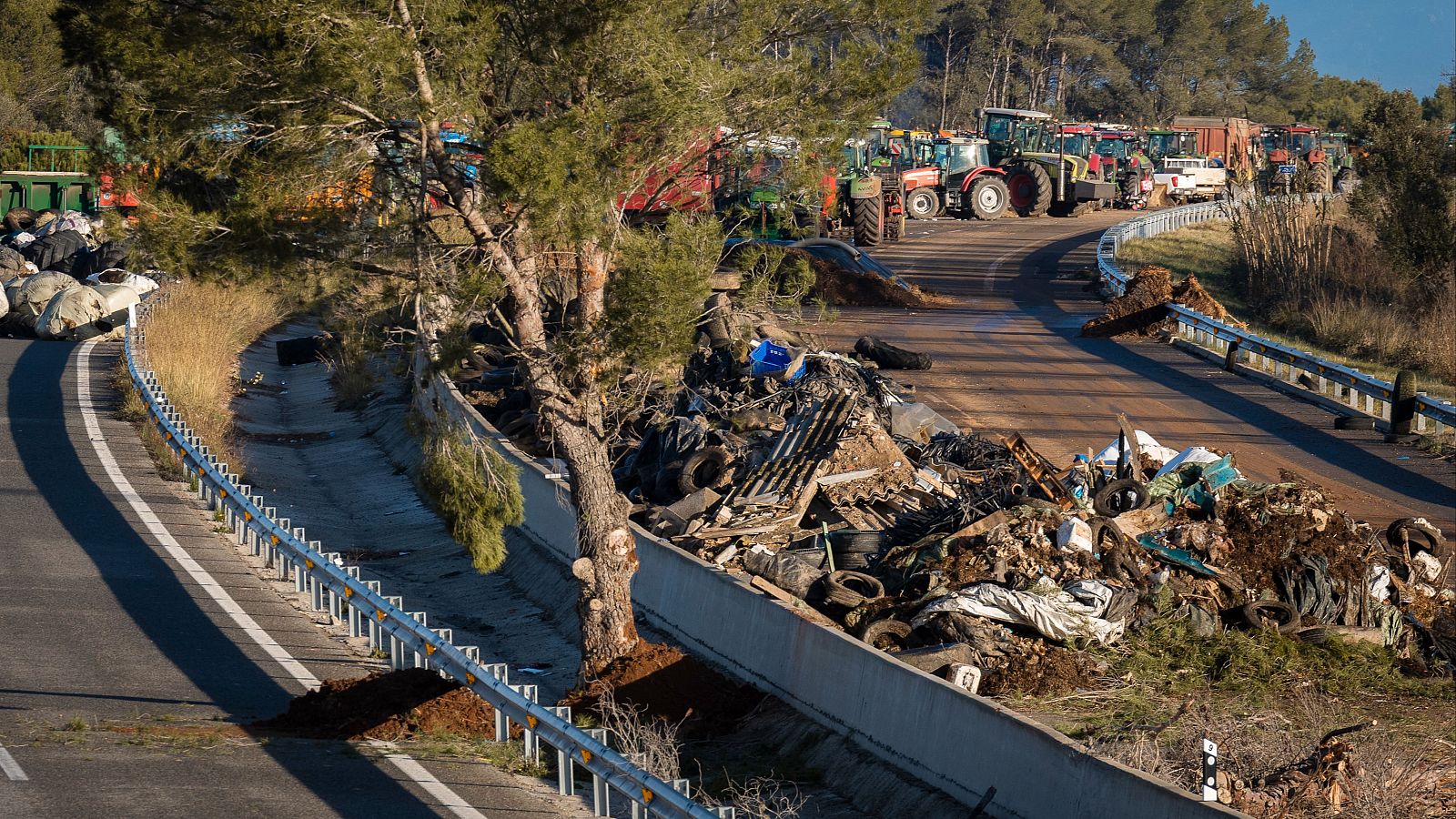 Los agricultores catalanes ponen fin a la protesta en la AP-7 - Telediario 2 | Ver