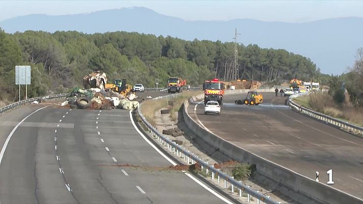 L'Informatiu - Recuperació lenta de l'AP-7 i la C-16 després de les protestes pageses