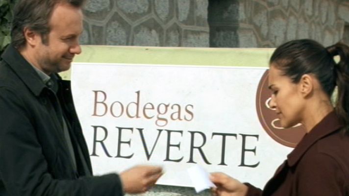 Gran Reserva - Miguel le da el cheque a Lucía