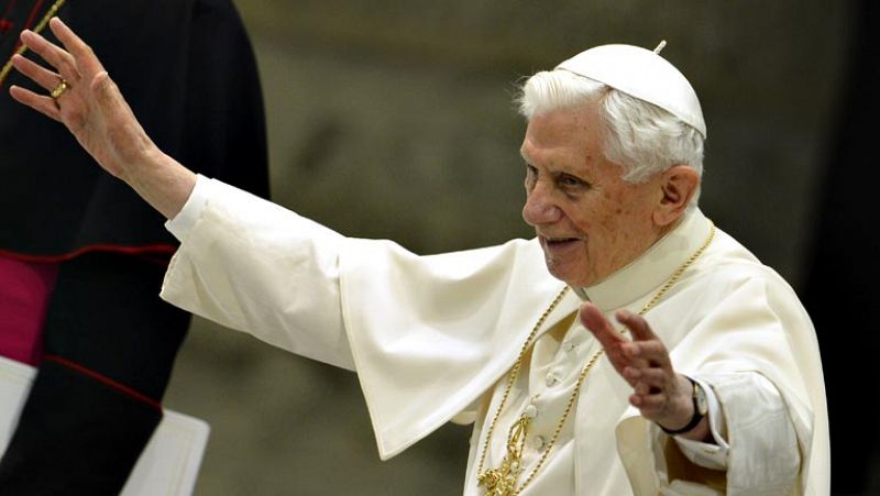 Benedicto XVI agradece el "amor" de los fieles y pide que se extienda al futuro papa 