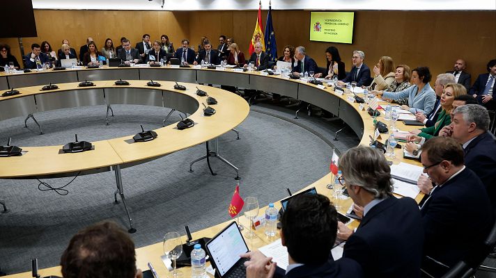 Ejecutivo y comunidades autónomas mantienen una bronca reunión - Telediario 1 | Ver