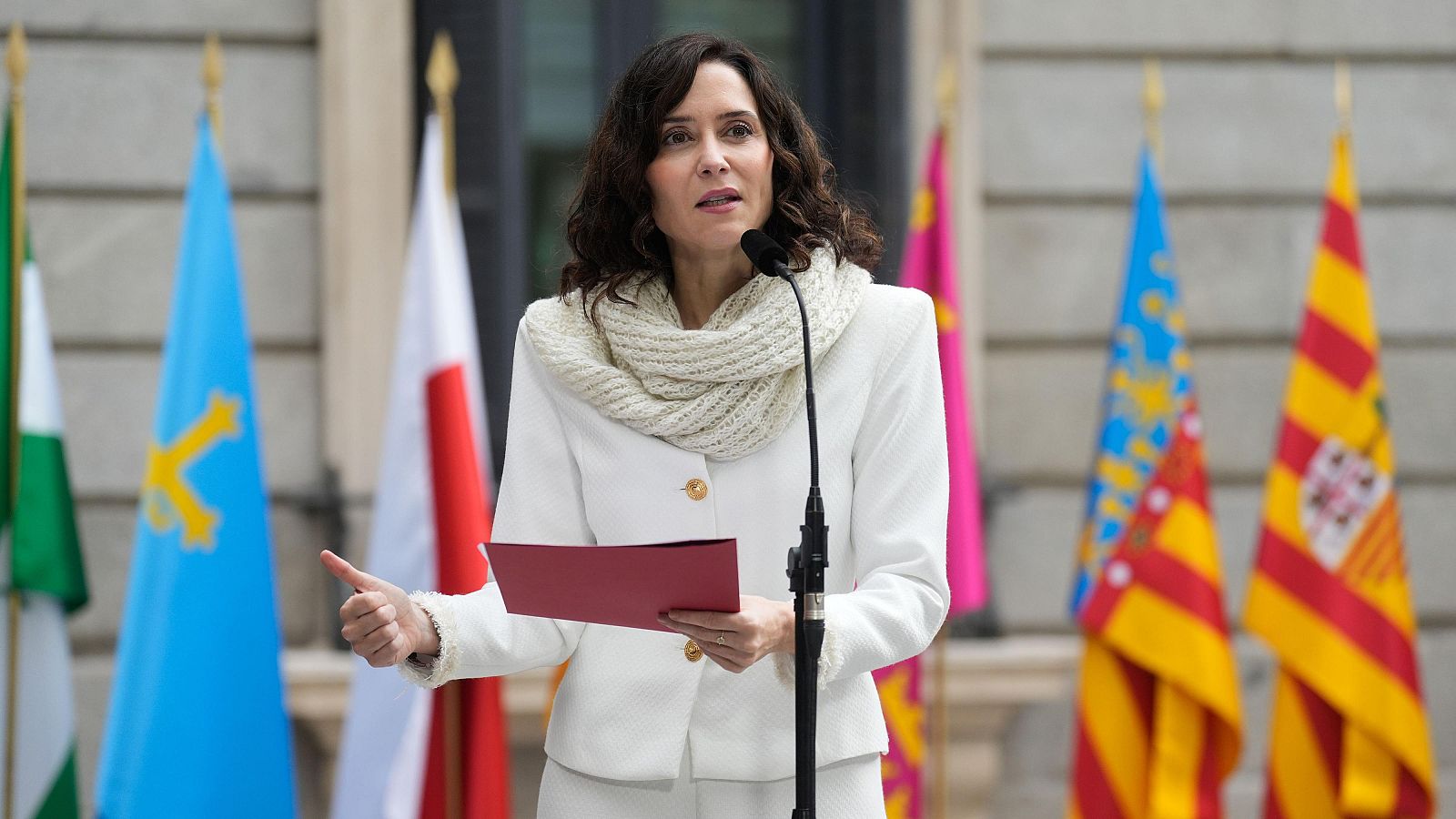 Ayuso se enroca y defiende a Julio - Mañaneros 360 | Ver