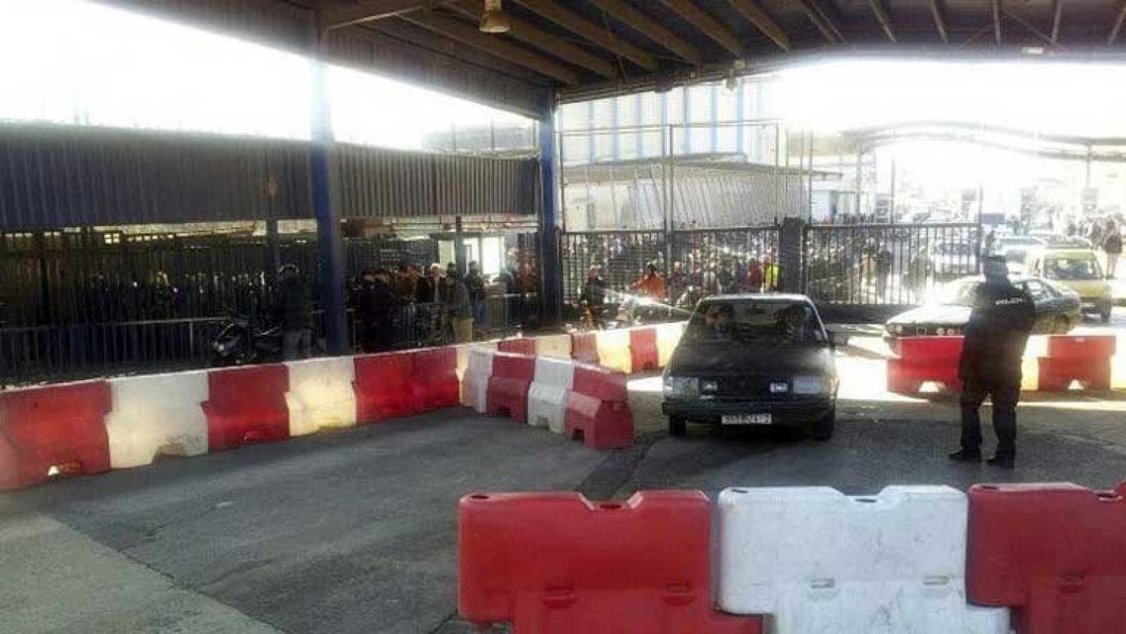 Dos centenares de personas han saltado la valla de Melilla