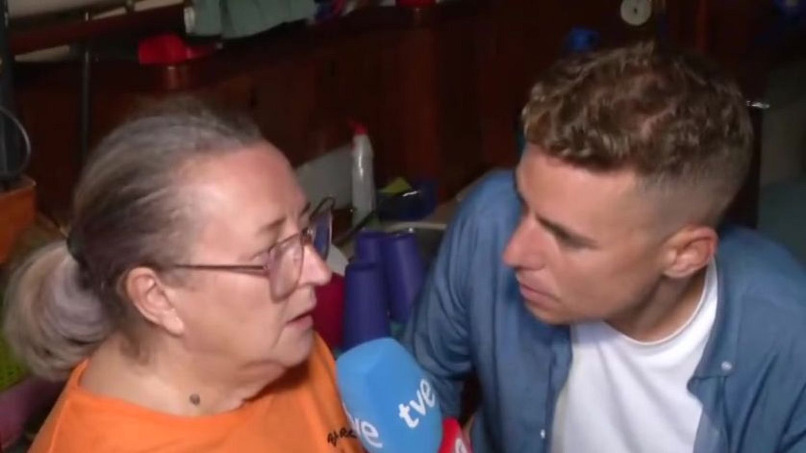 Desahuciada una mujer de 71 años del barco en el que vivía - Directo al grano | Ver