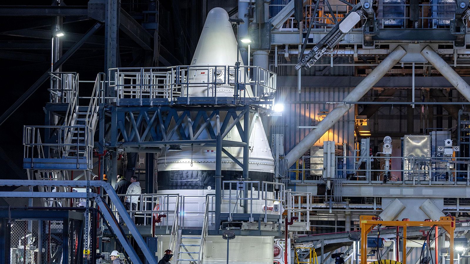 Cuenta atrás para Artemis II: la NASA traslada el cohete y la nave Orion a la plataforma - La tarde en 24h | Ver