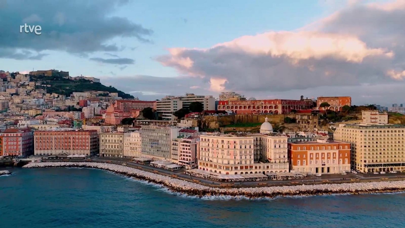 La vuelta al mundo en 80 likes - Nápoles - La Vuelta al Mundo en 80 Likes | Ver