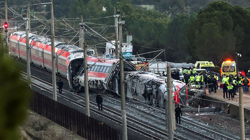 Al menos 39 muertos y más de cien heridos al descarrilar dos trenes de alta velocidad en Adamuz - La hora de La 1 | Ver