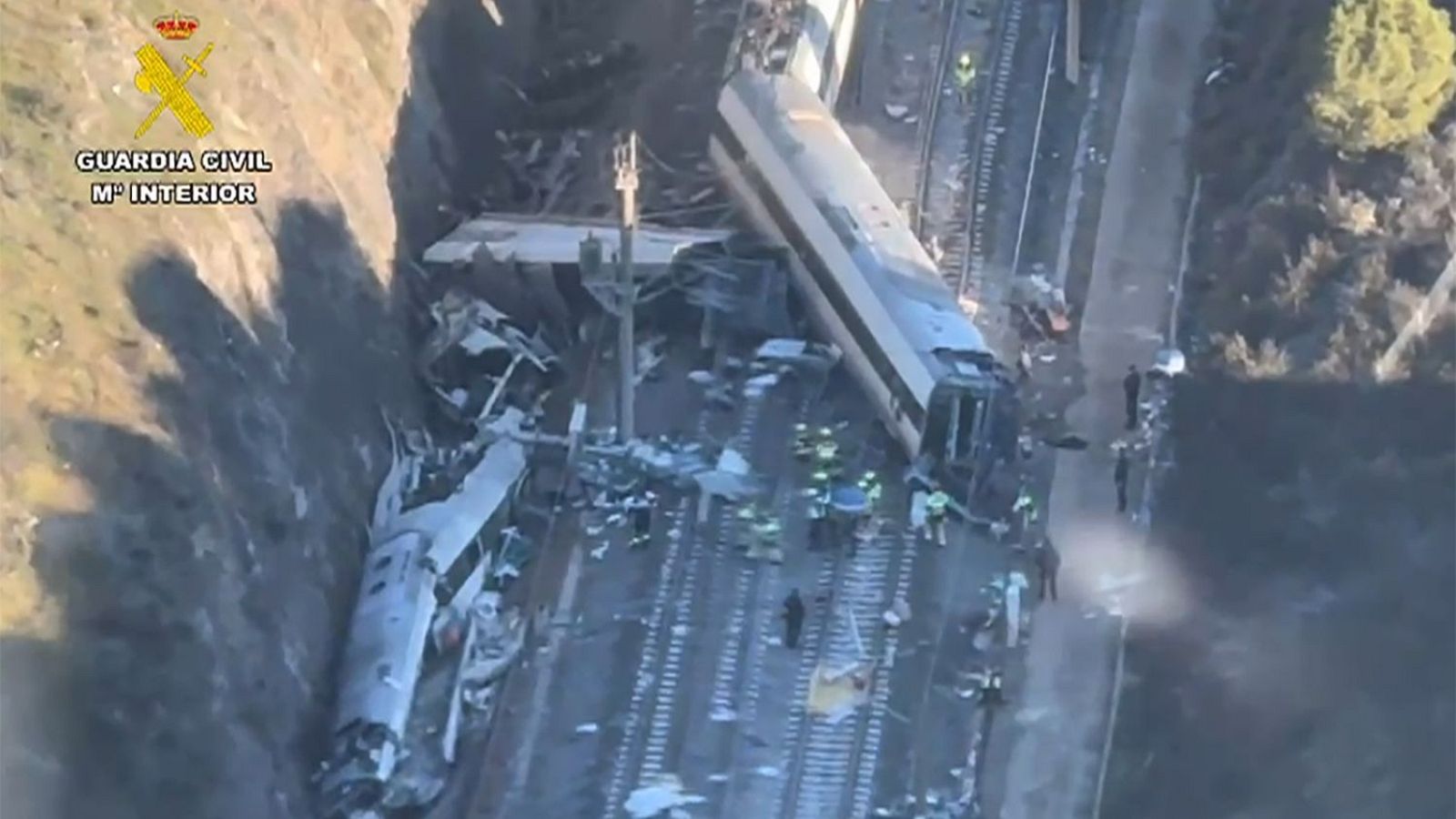 Las imágenes aéreas tras el accidente de tren en Adamuz: hay vagones destrozados - La hora de La 1 | Ver