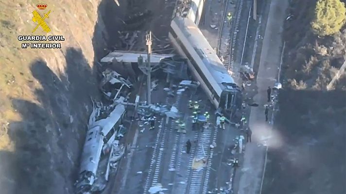 La hora de La 1 - Las imágenes aéreas tras el accidente de tren en Adamuz muestran los vagones destrozados