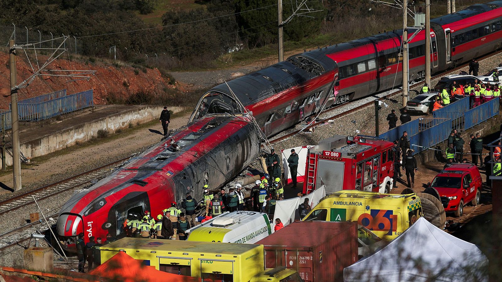 Al menos 39 muertos y más de cien heridos al descarrilar dos trenes de alta velocidad en Adamuz - Telediario 1 | Ver