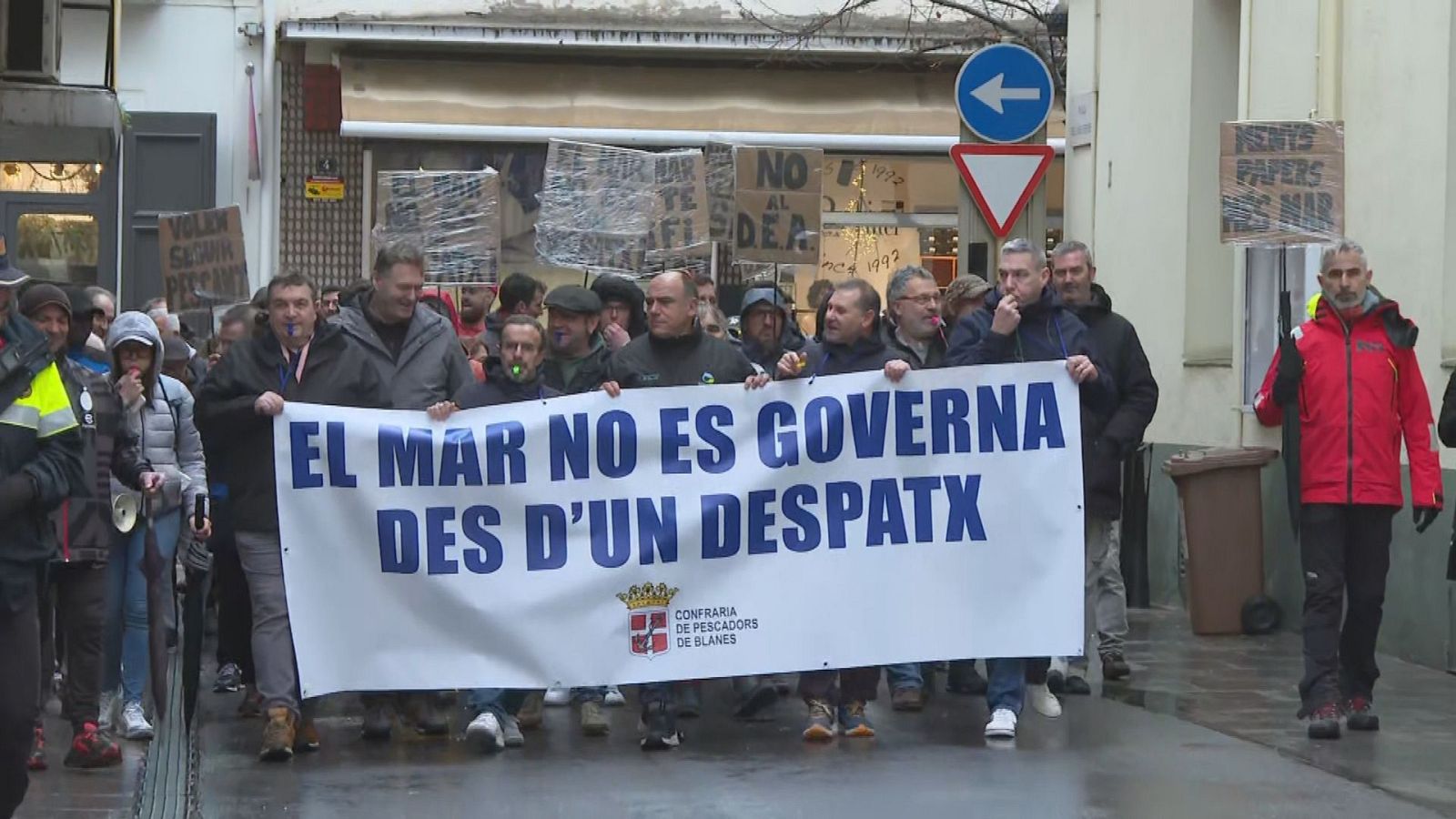 La flota pesquera catalana, amarrada en protesta pel nou reglament europeu