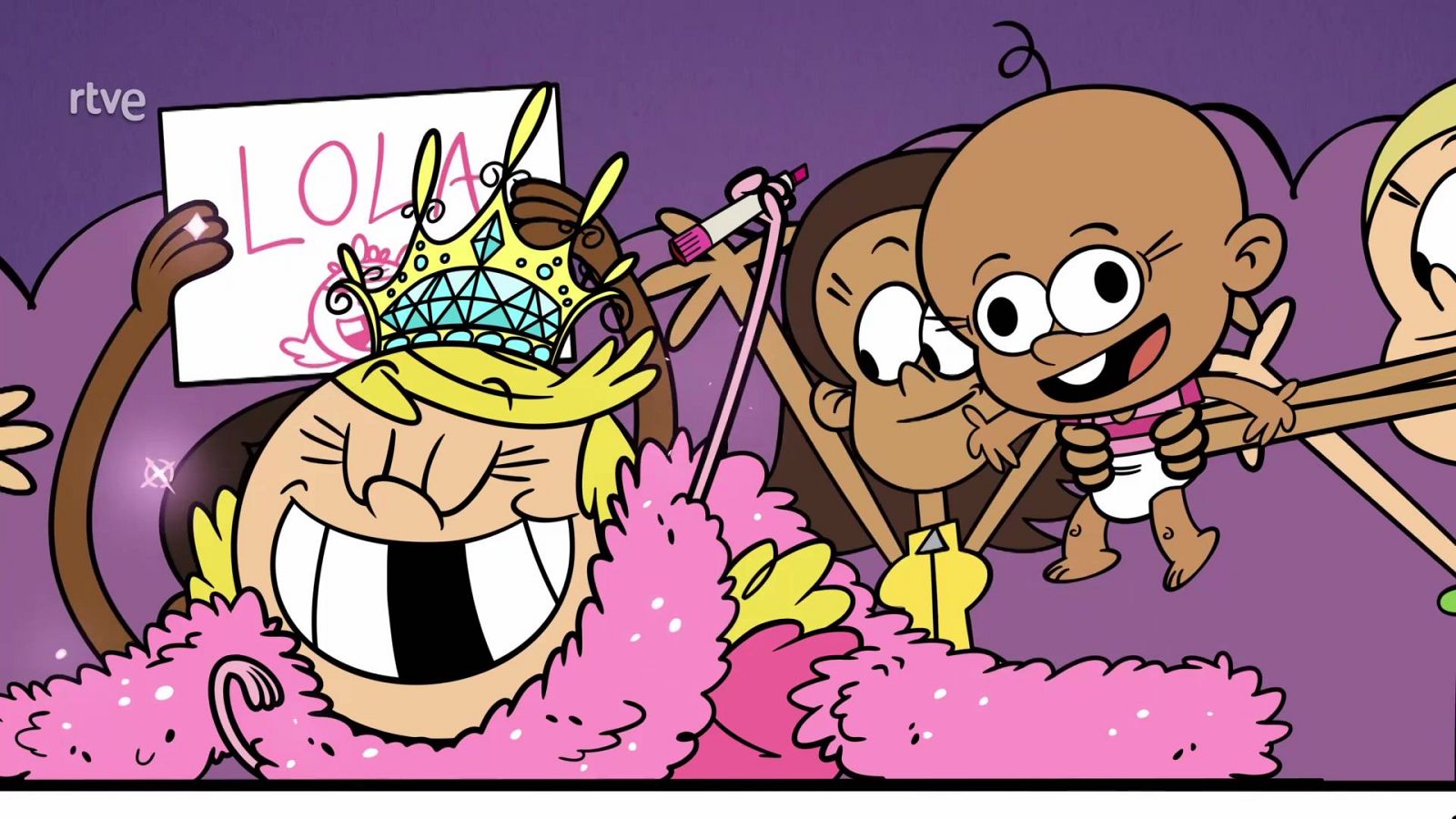 De viaje, la reina de las cámaras - Una casa de locos | Ver