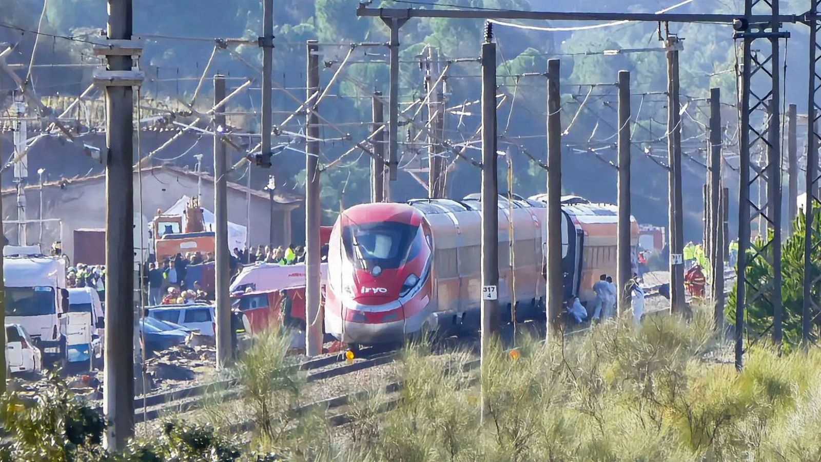 Accidente ferroviario de Adamuz: el estado de la vía y el vagón 6 del tren Iryo, en el centro de las investigaciones - Telediario 1 | Ver