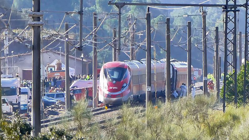 Accidente ferroviario de Adamuz: el estado de la vía y el vagón 6 del tren Iryo, en el centro de las investigaciones - Telediario 1 | Ver