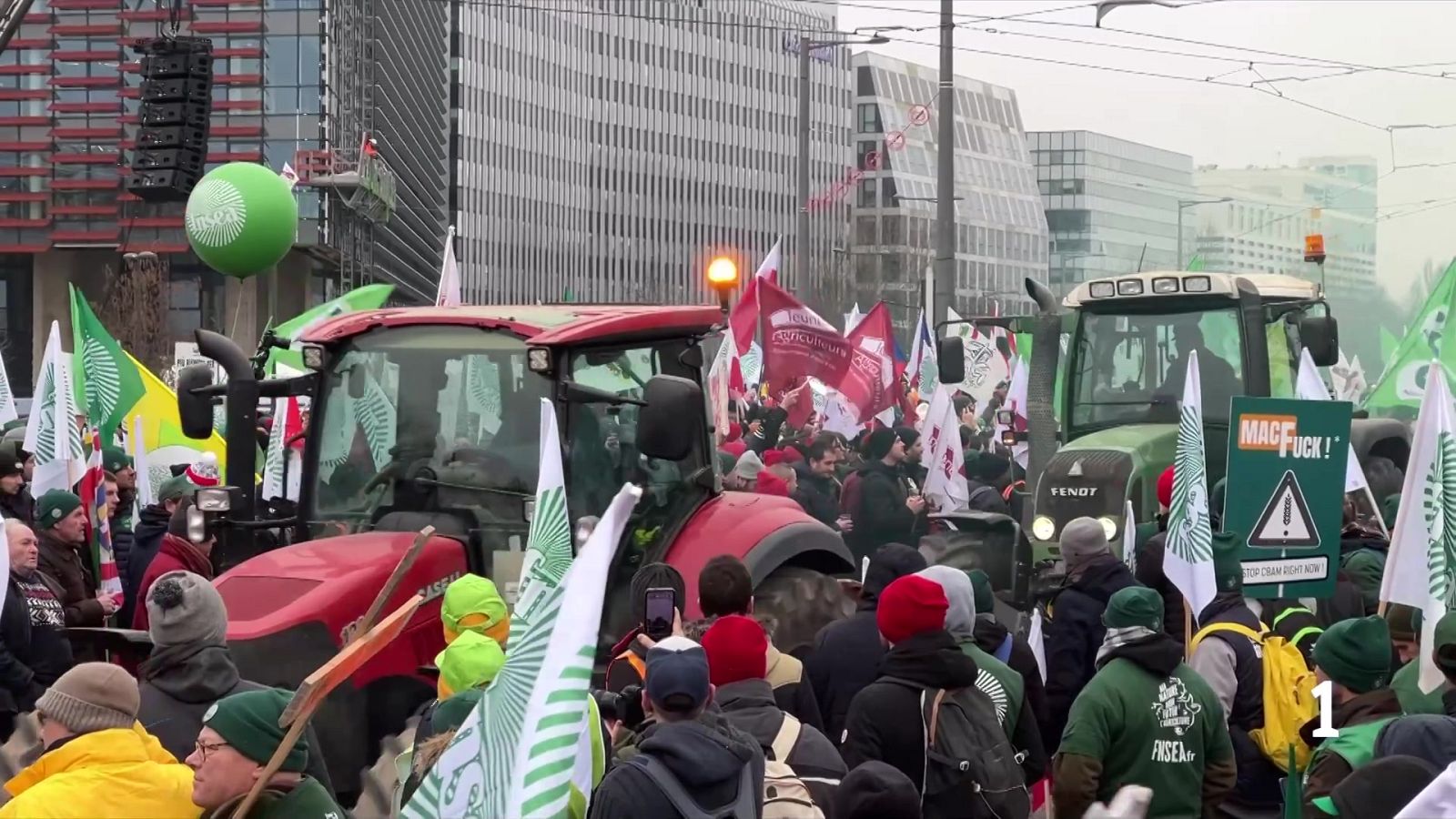Els pagesos tornen a protestar a Estrasburg contra l'acord amb el Mercosur - L'Informatiu | Veure