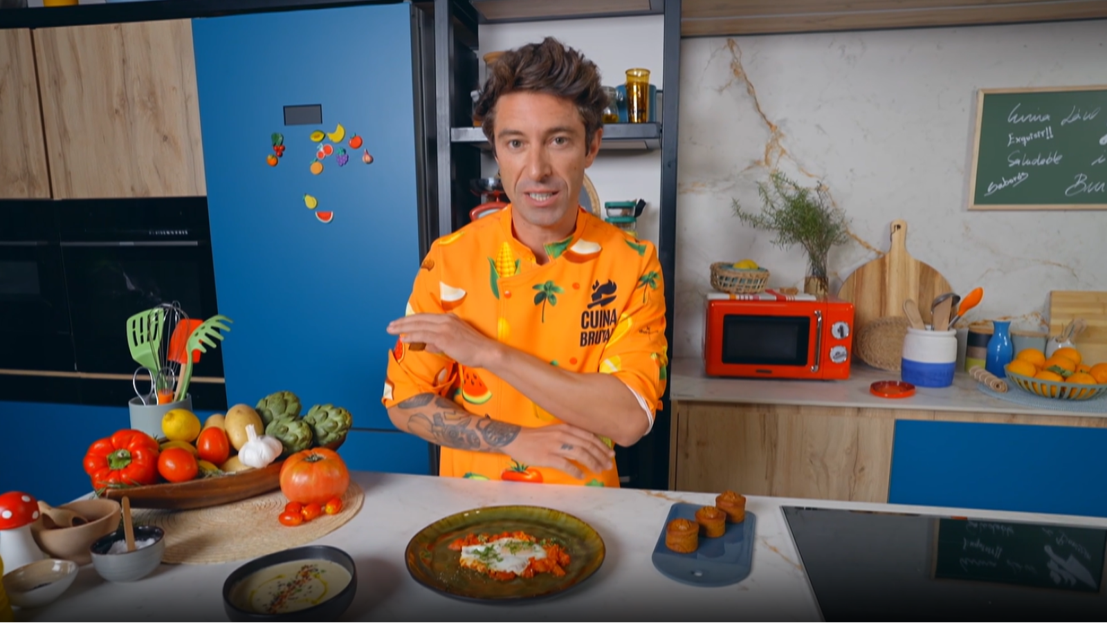 Crema de carxofes, ous amb salsa de pebrot i muffins - Cuina brutal - Cuina Brutal | Veure