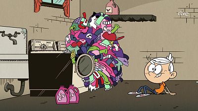 Escurriéndose de la ropa - Una casa de locos | Ver