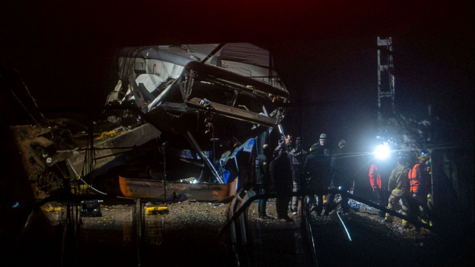 Un muerto y 37 heridos al chocar un tren con un muro caído a la vía en Gelida | Ver