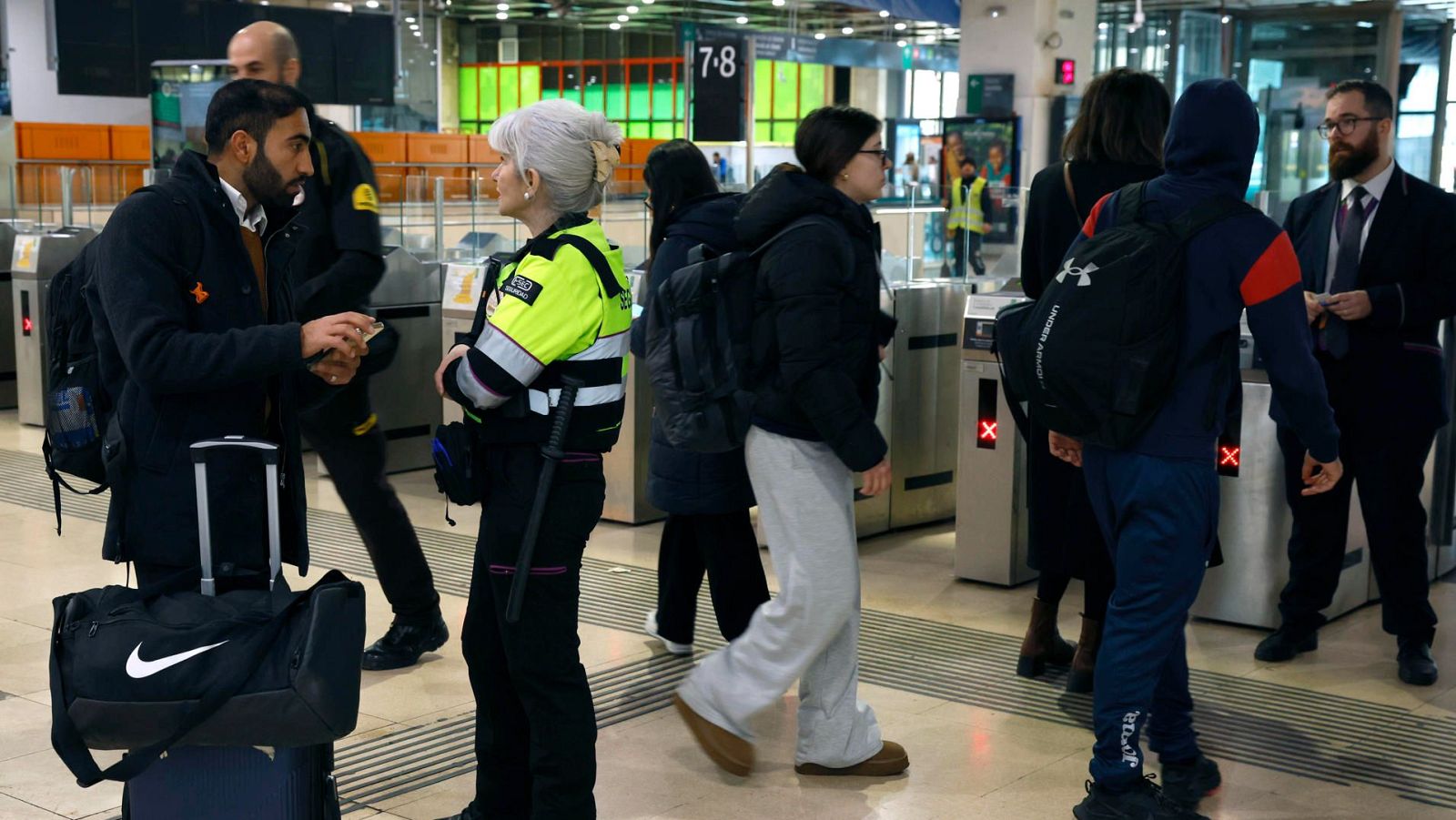 Caos de transporte en Cataluña por la suspensión de Rodalies - Informativo 24h | Ver