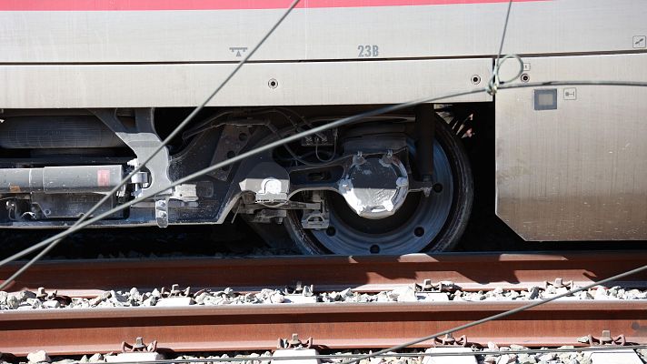 Telediario 1 - Puente confirma "marcas" en los cinco primeros coches del Iryo y en otros trenes que pasaron por ese tramo de la vía