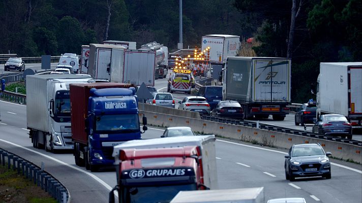 Telediario 2 - La suspensión de Rodalies complica la circulación en Cataluña: autobuses, metro y carreteras se han visto desbordados