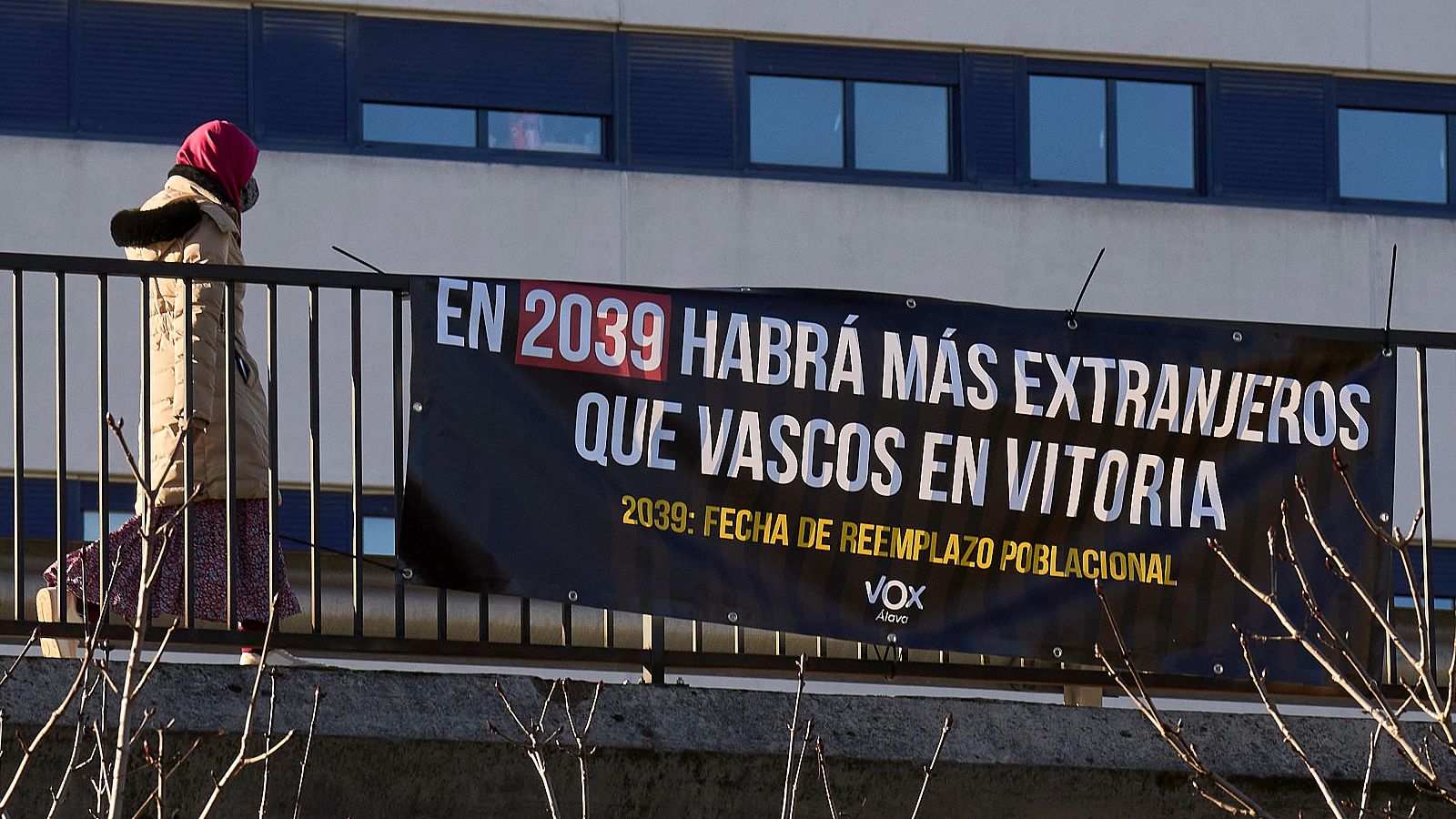 Aparecen pancartas antiinmigración de VOX en Vitoria-Gasteiz | RTVE Play - Ver ahora