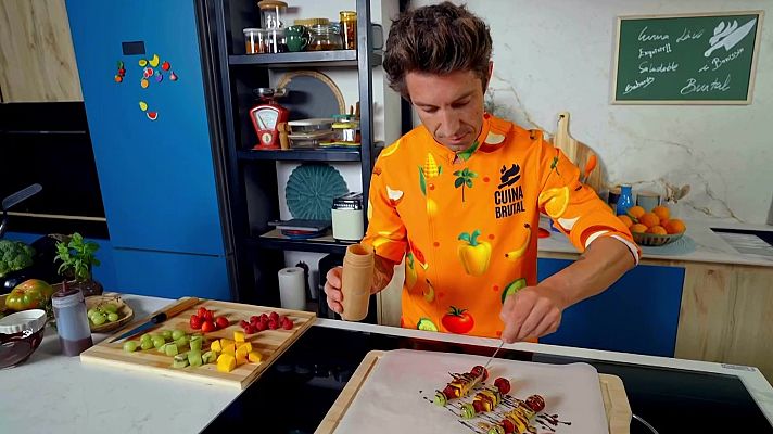 Cuina Brutal - Broquetes de fruita amb xocolata