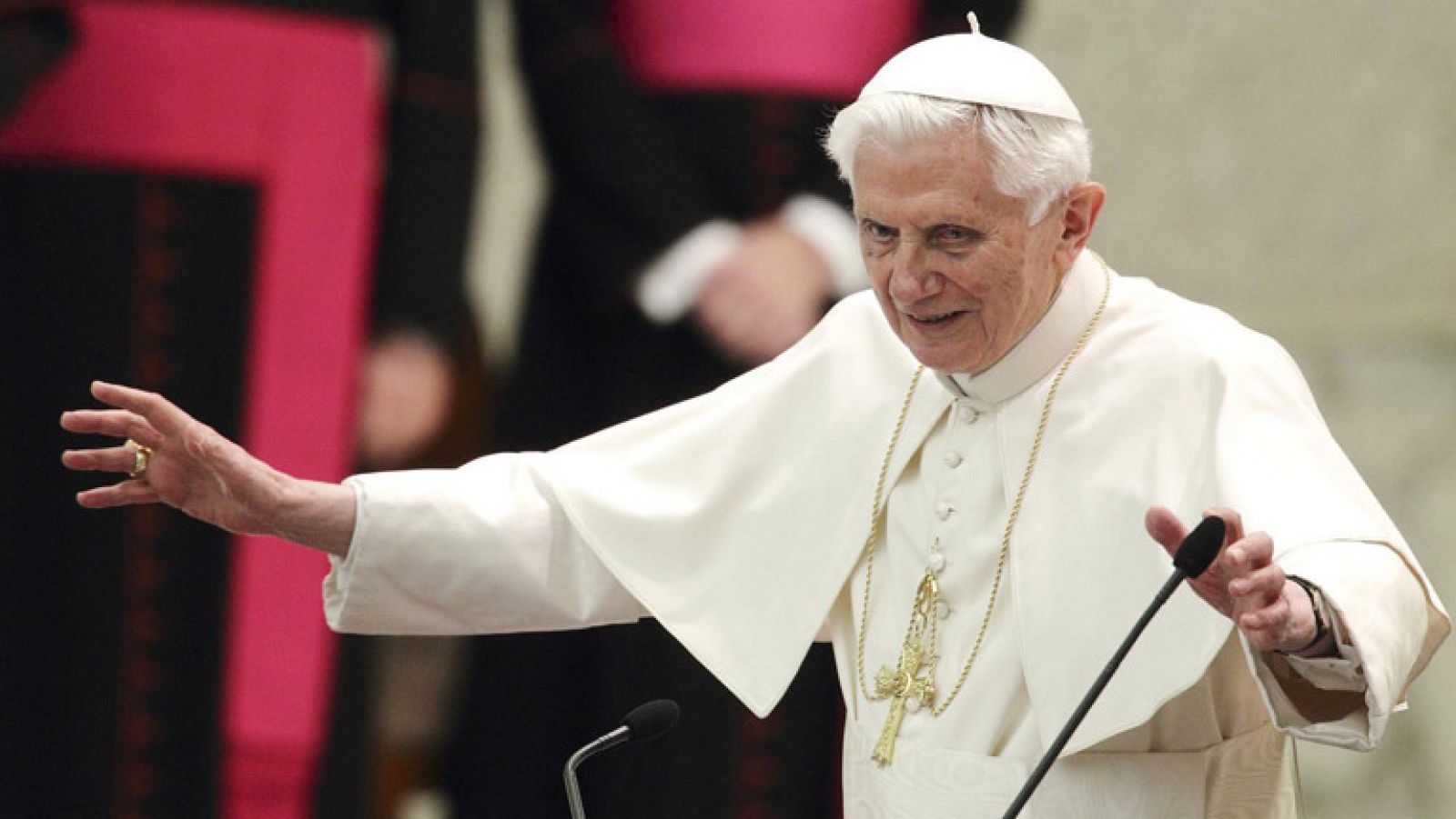 Benedicto XVI se despide de los sacerdotes de Roma recordando su juventud