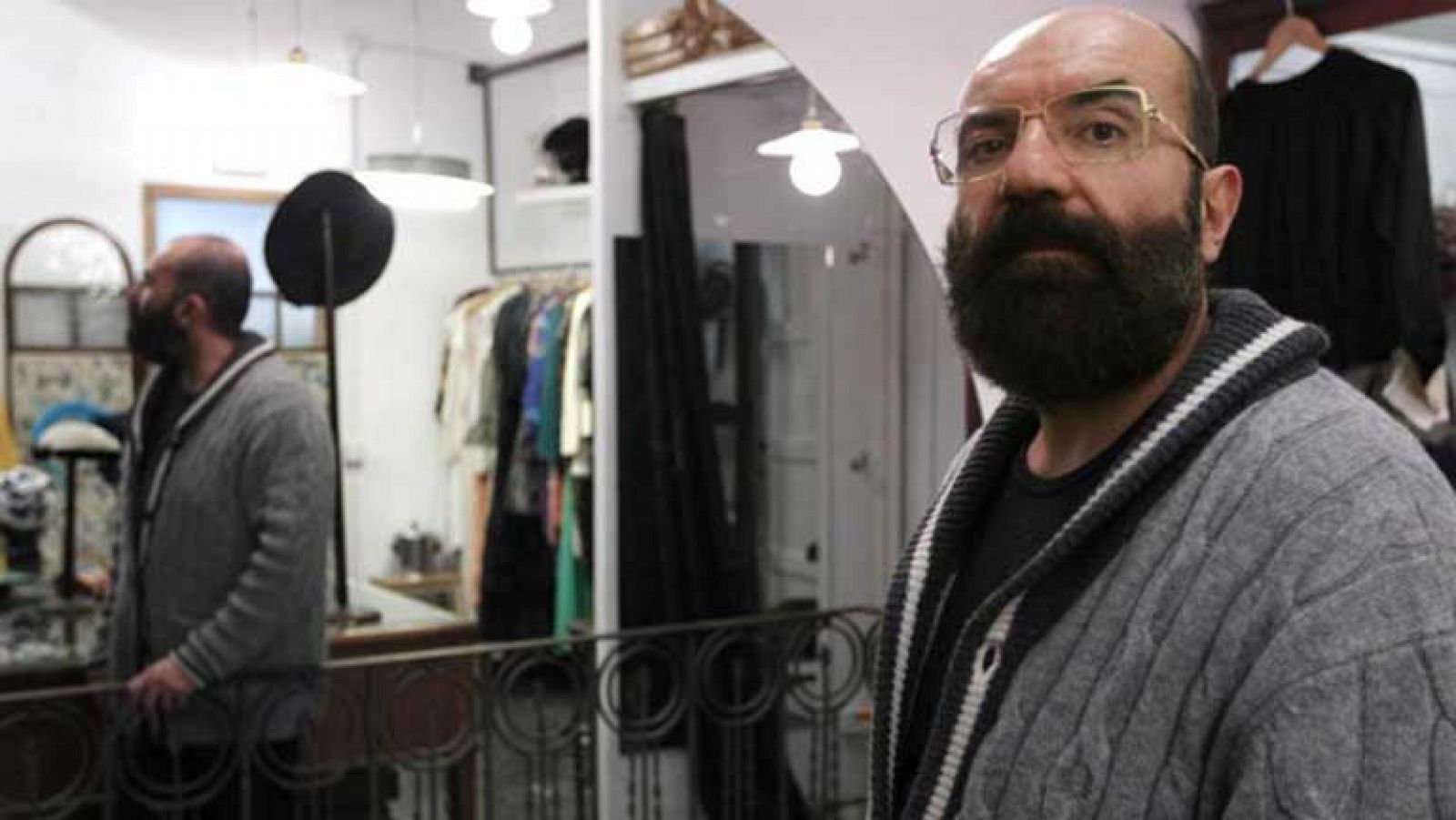 Telediario 1: Paco Delgado opta al premio mejor diseño de vestuario en los Goya | RTVE Play