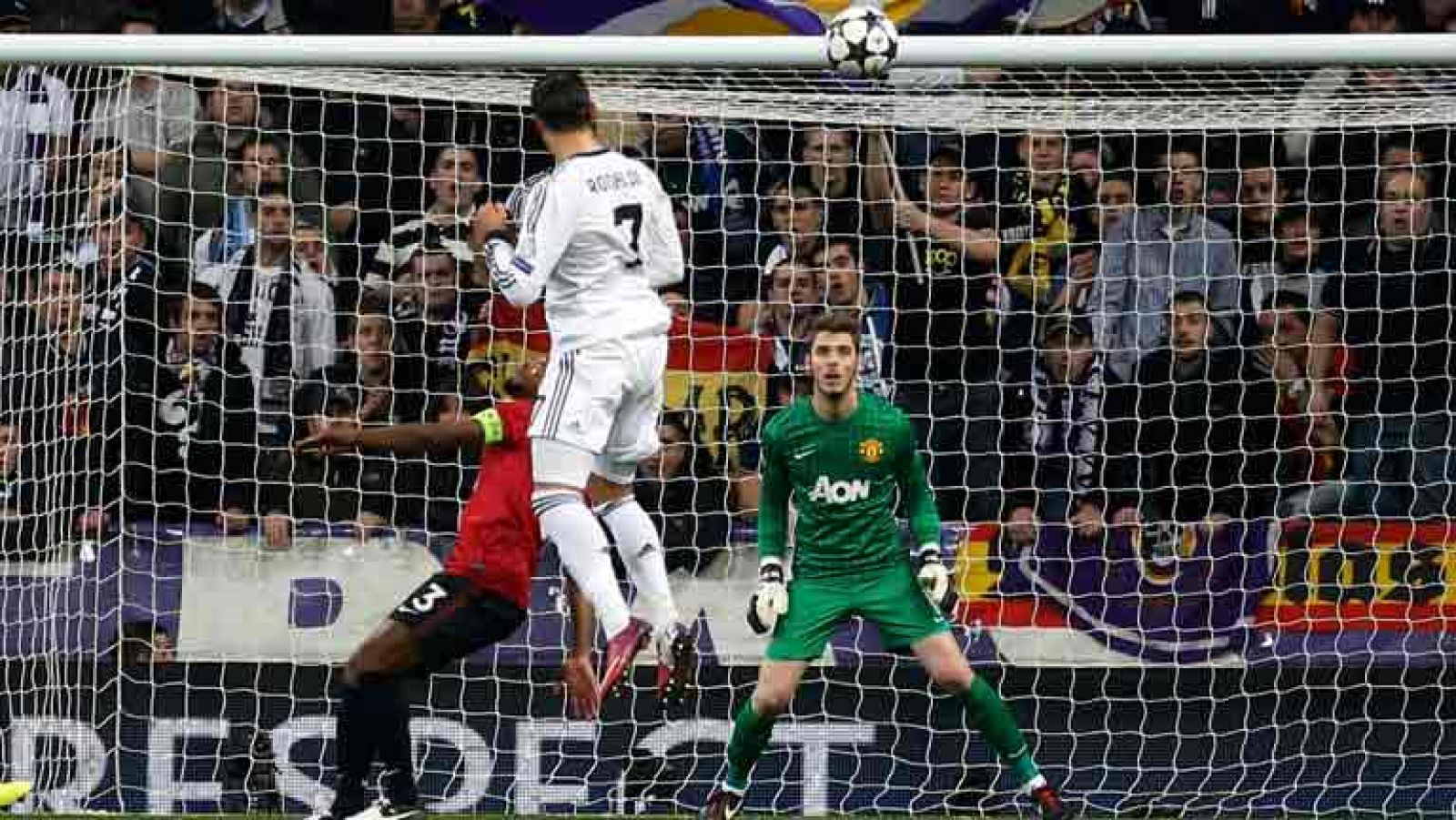 El Real Madrid - Manchester United tuvo todos los ingredientes que se le puede pedir a una noche de Copa de Europa: ambiente excepcional, tensión, muchas ocasiones de gol.... Dos jugadores destacaron sobre los demás: Cristiano Ronaldo -con ese golazo