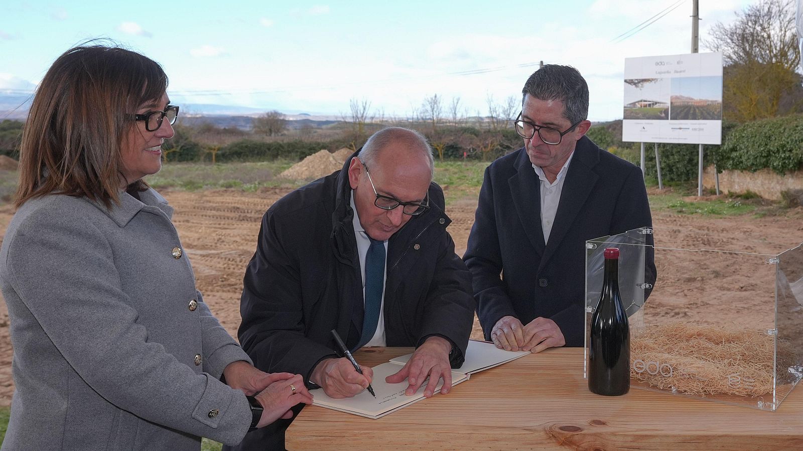 Colocación de la primera piedra del EDA Drinks & Wine Campus en Laguardia (Álava) | RTVE Play - Ver ahora
