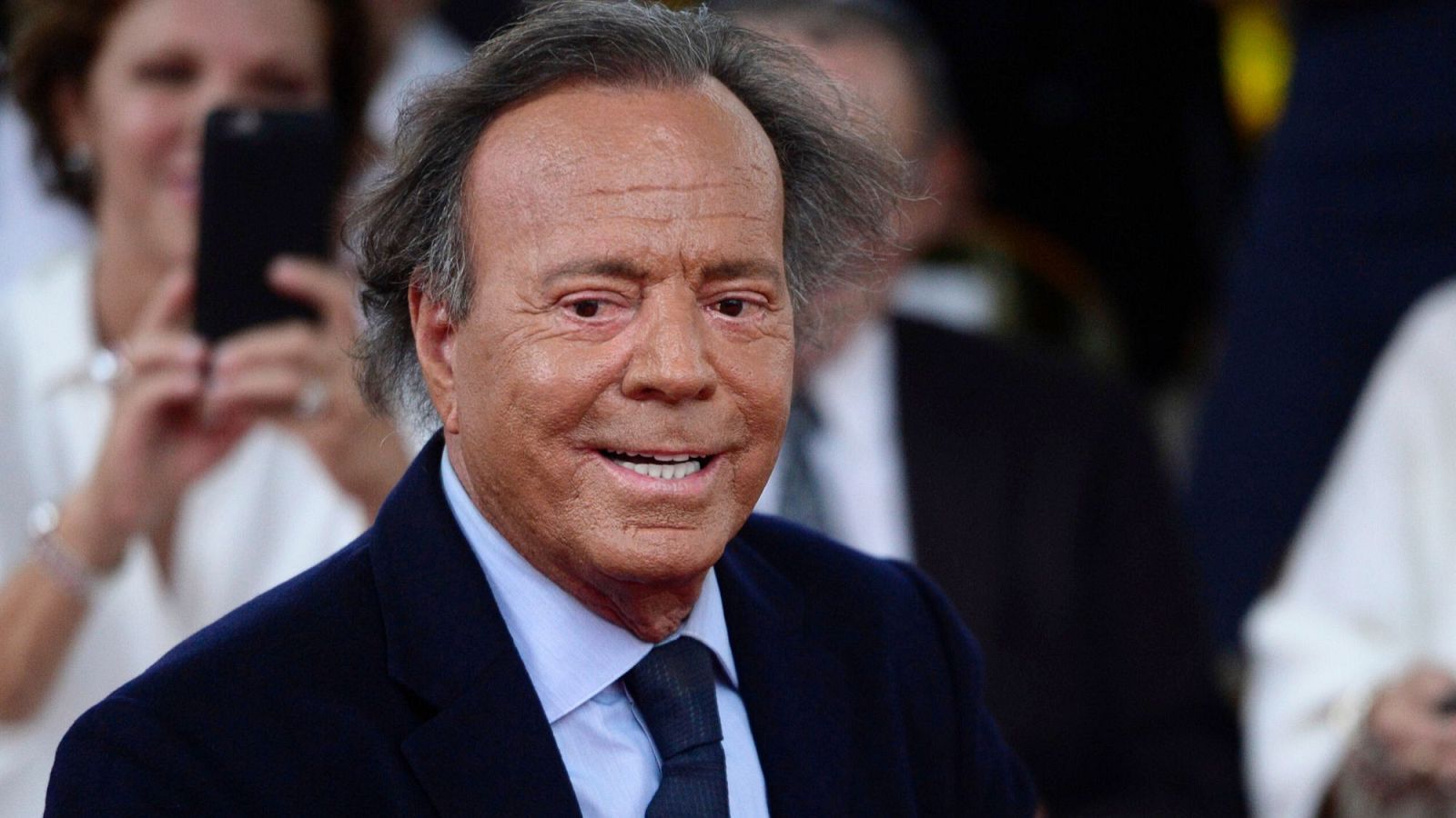 La Fiscalía archiva la denuncia contra Julio Iglesias | Ver