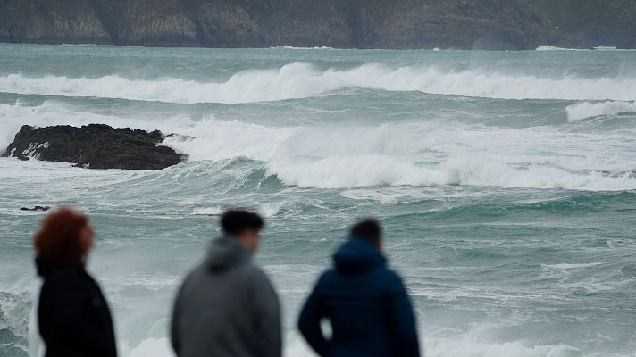 Telediario Fin de Semana - Ingrid golpea con fuerza en el mar, con aviso rojo por olas de más de 15 metros desde Galicia hasta el País Vasco
