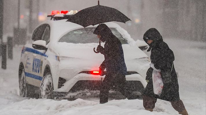Al menos seis muertos por el temporal de nieve que azota a 20 estados de EE.UU. - Telediario Matinal | Ver