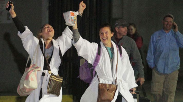 Telediario 1 - Llega a puerto el crucero 'Triumph' tras 5 días a la deriva