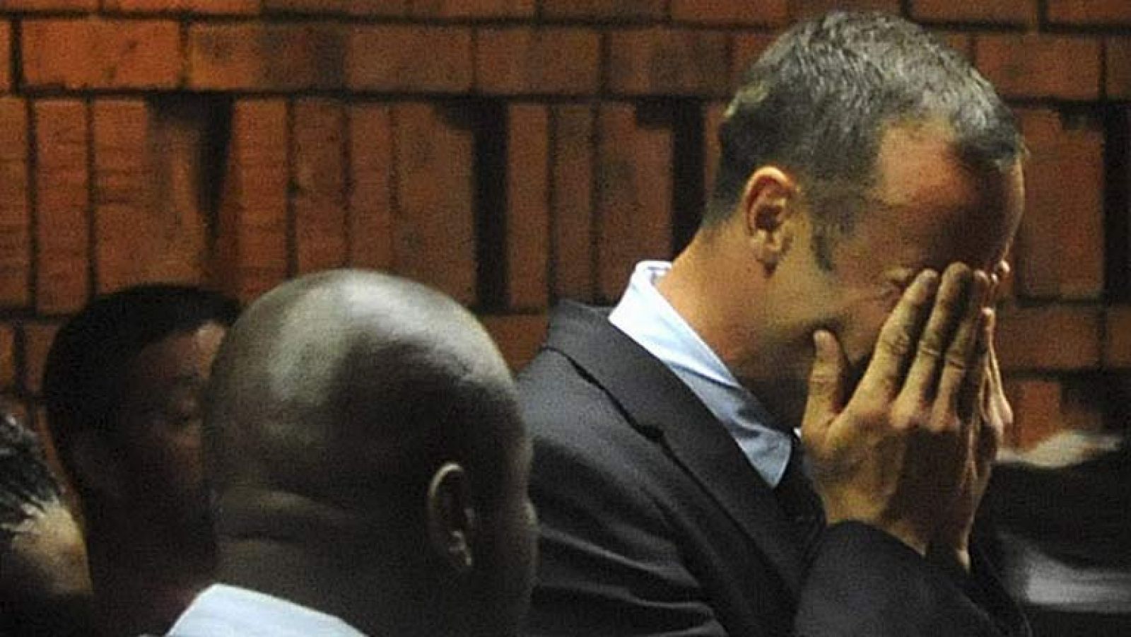 El atleta olímpico y paralímpico sudafricano Oscar Pistorius ha roto a llorar ante el Tribunal de la Magistratura de Pretoria, cuando éste le ha inculpado oficialmente por el asesinato de su pareja, la modelo de 29 años Reeva Steenkamp.