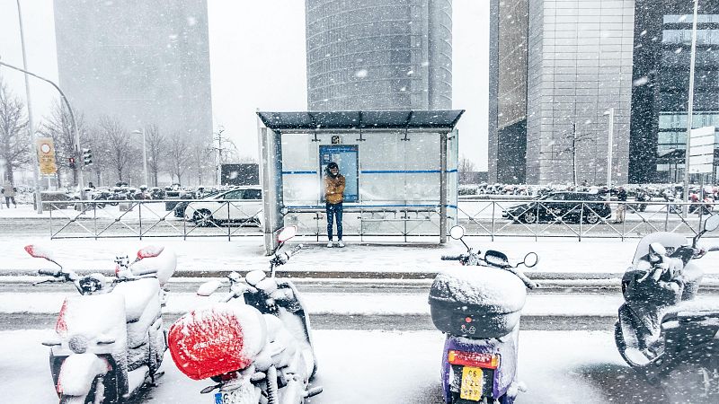 Caos en las carreteras de Madrid: la nieve corta la A-6 - Telediario 1 | Ver