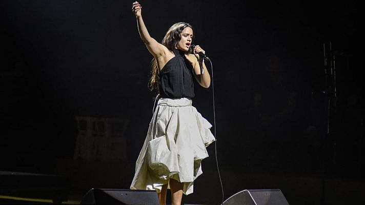 Rosalía irrumpe por sorpresa en el concierto benéfico 'Act X Palestine' en Barcelona | Ver