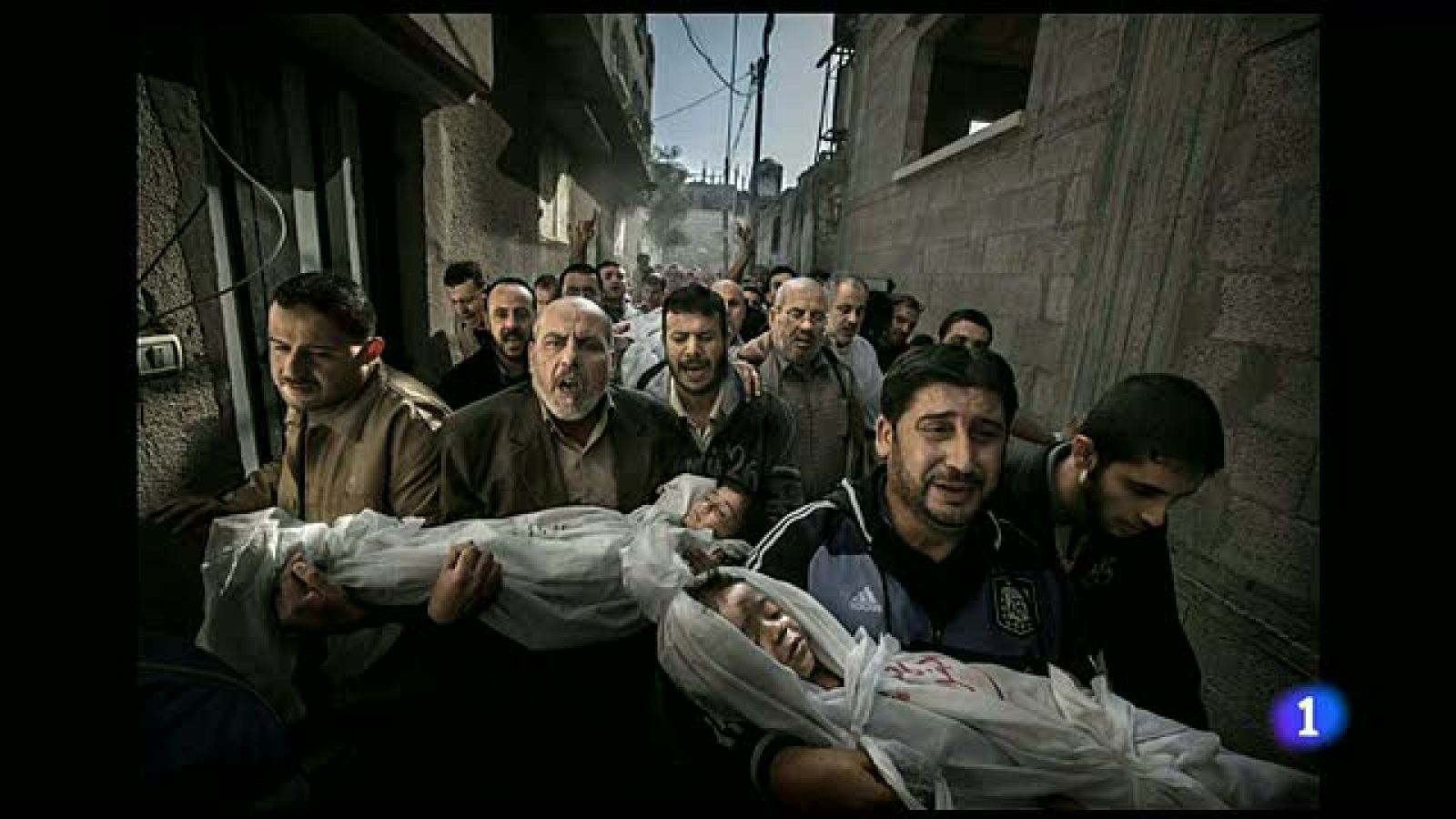 Telediario 1: La imagen de dos niños muertos en Gaza gana el World Press Photo | RTVE Play