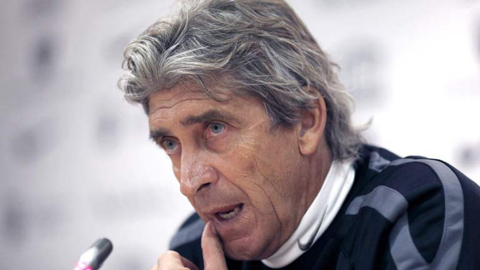 El entrenador del Málaga, Manuel Pellegrini, ha reconocido que tiene ofertas pero que ahora está cien por cien implicado con el Málaga.