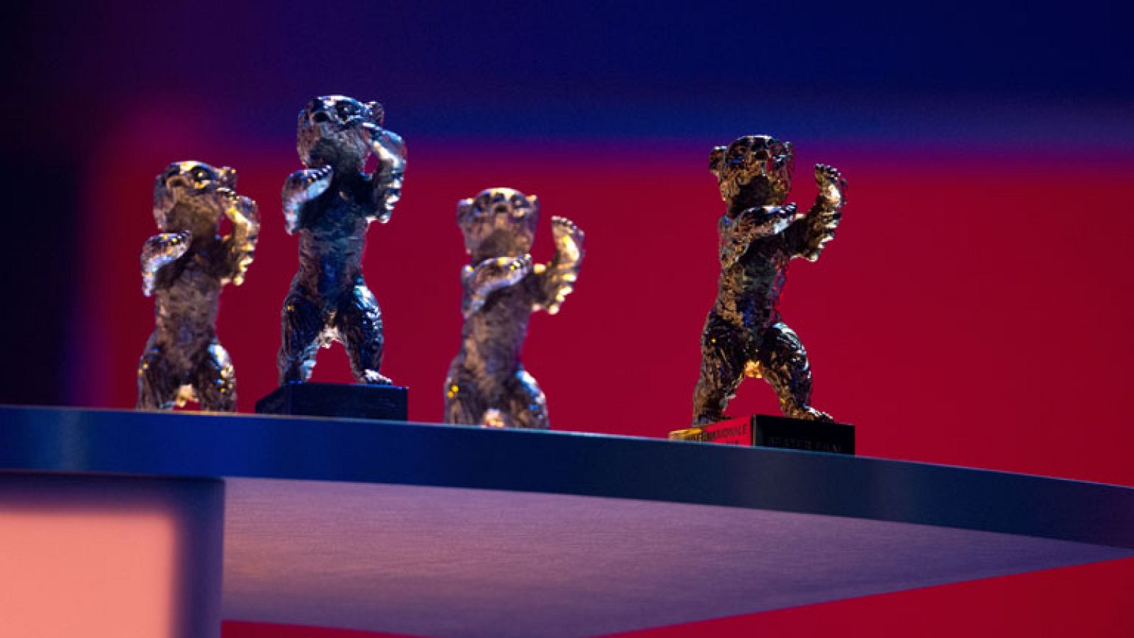 La película rumana Pozi- tia copi-lu-lui ha ganado esta tarde el Oso de Oro de la Berlinale. La actriz chilena Paulina García ha ganado el Oso de Plata a la mejor actriz por "Gloria", una coprodución hispano-chilena, y el premio al mejor actor ha sido para el bosnio Nasit Mujích. 