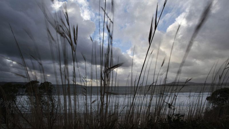 Cielos muy nubosos con  precipitaciones débiles y temperaturas máximas en descenso