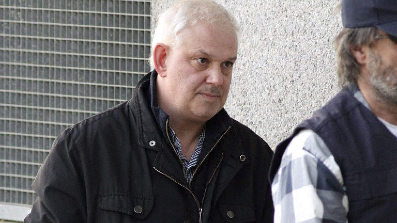 La instructora de la Operación Pokemon, Pilar de Lara, ha decretado libertad provisional con fianza para el alcalde de Sant Hilari, Robert Fauria, y prisión provisional para el administrador de la empresa GRS ARS Local, A.R.V., tras prestar declaración en los juzgados de Lugo.