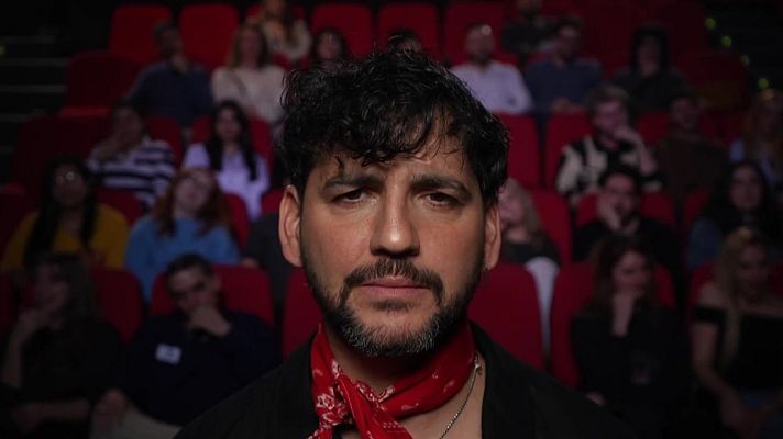Fran Perea se transforma en 'El hombre invisible', diálogo entre música e interpretación - Telediario 1 | Ver